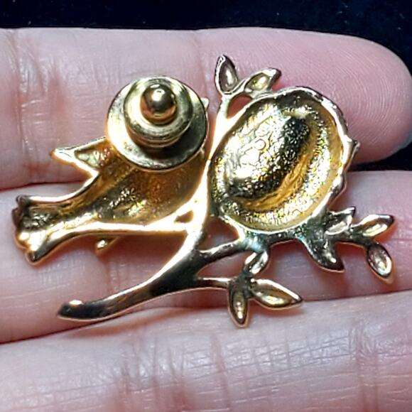 Elegant Mother Bird 3 Eggs Faux Pearls Gold Tone Brooch Pin Unsigned 1" - Picture 3 of 4